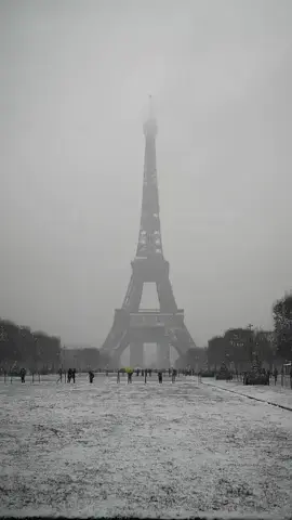 Il neige sur la ❄️☃️💙🤍❤️❄️☃️Tour Eiffel à Paris… #paris #parís #parisfrance #parisvibes #parislover #paris2024 #paristourisme #pariscity #parismonamour #parislife #toureiffel #toureiffelparis #niege #niège #france #francetourisme #jaimelafrance #parissecret #parisview #paris_focus_on #parisarchitecture #travel #travel #travelling #travelparis #paristravel 