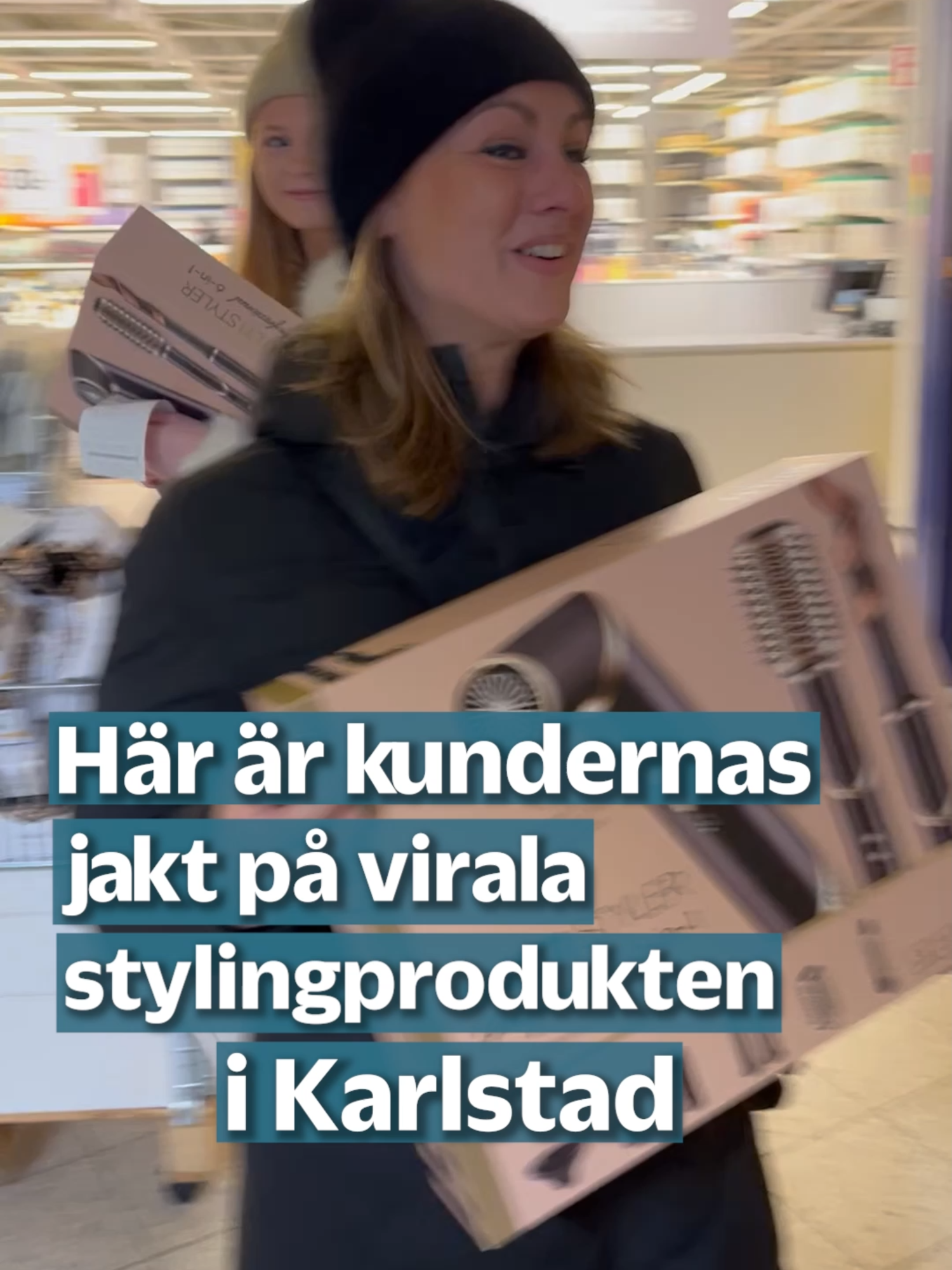 Från Umeå till Trollhättan har Rusta-butiker varit i centrum för kaotiska scener. En viral TikTok-trend har skapat stor efterfrågan på Rustas nya stylingverktyg. Kunder i Karlstad rapporterar om lång väntan, där det nya kölappssystemet blivit en livlina för att undvika knuffar och konflikter. Läs mer på nwt.se. #rusta #dyson #dysondupee #dysonairwrap #hair #shoppa #karlstad #tiktokviral#värmland #fördig #fyp