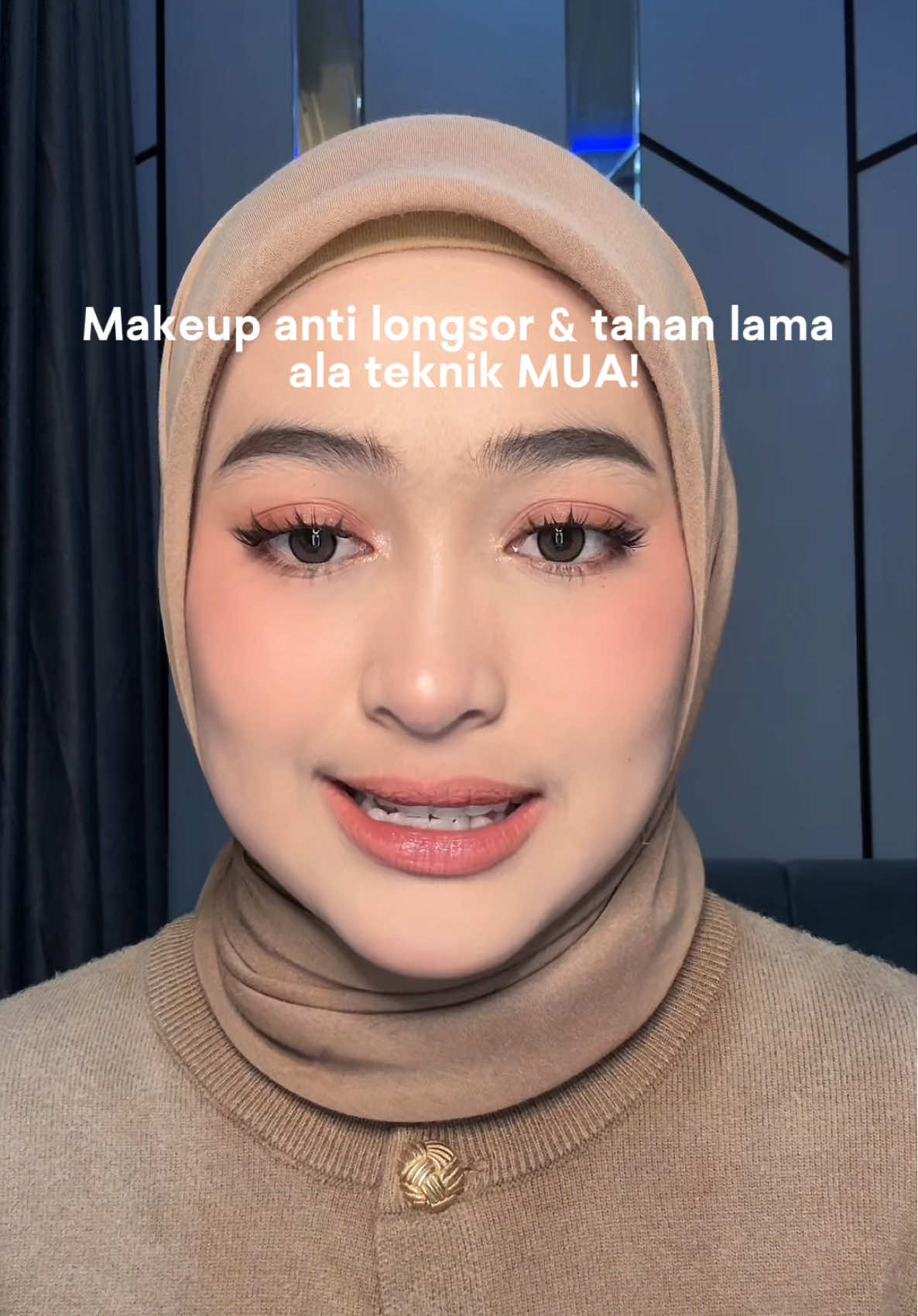 Teknik ini tu harus kalian coba dulu ya kirakira cocok apa engga sama kulit kalian, dan jujur setting spraynya skintific walaupun matte tapi masih aman dikulit aku dan sangat buat makeup aku jadi awetttttt🥹🙏🏻