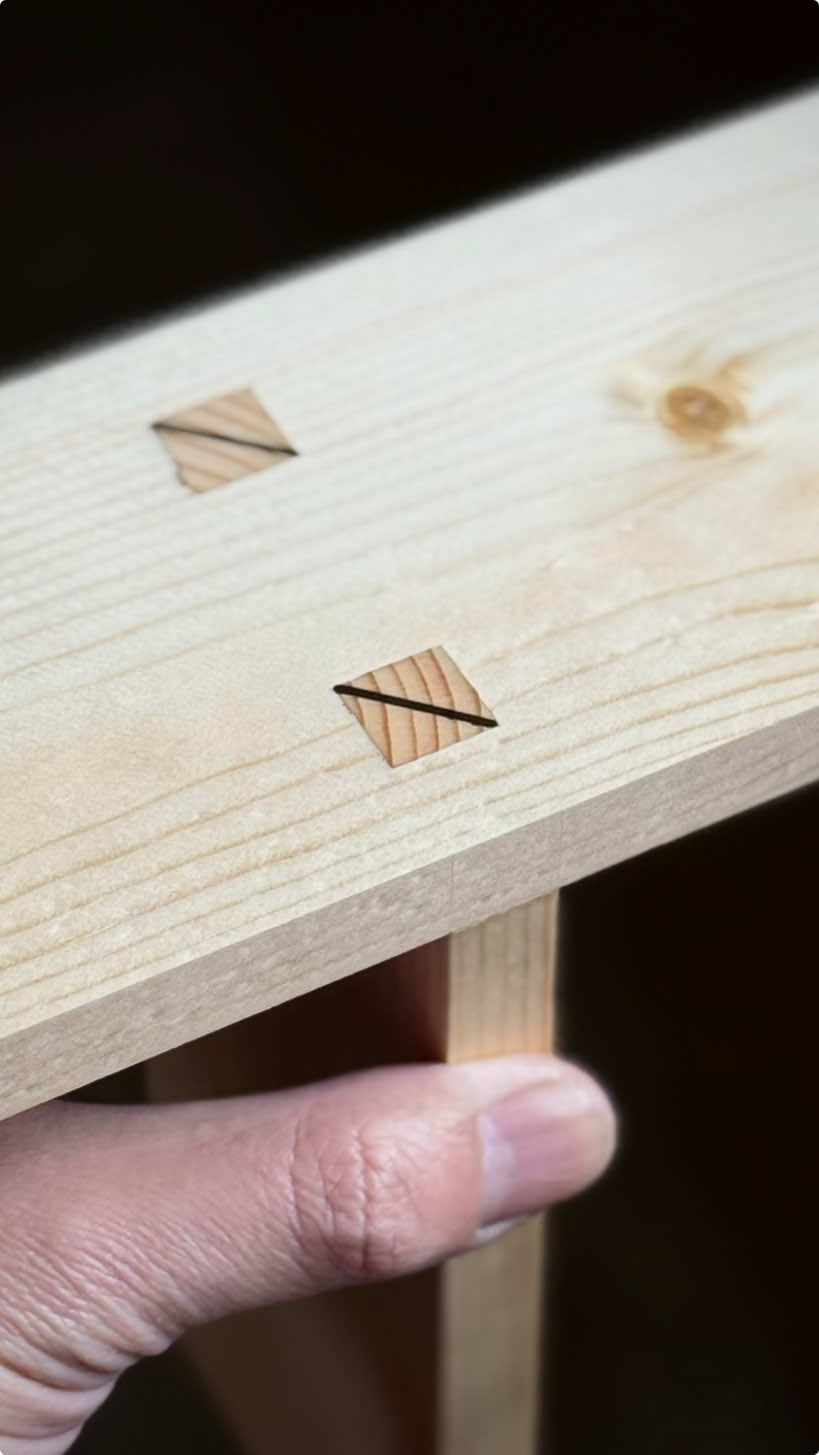 Split wedge seen in Japanese “Sashimono” #woodworking #woodworkingtips #DIY #jig #joint 