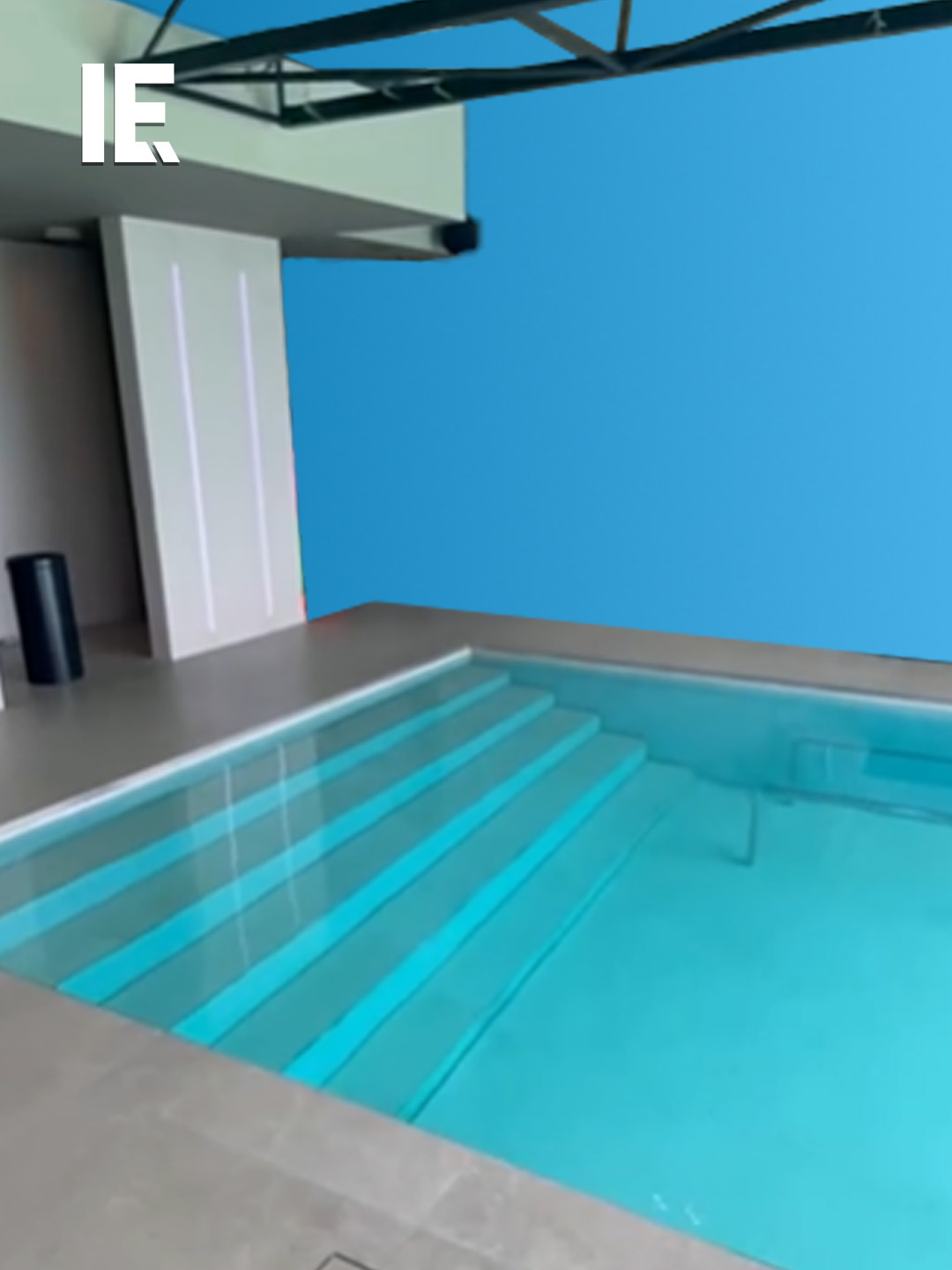 This wonderful construction changes from a patio to relax in to a swimming pool to cool down in. 🎥 tielemanpooltechnology / IG