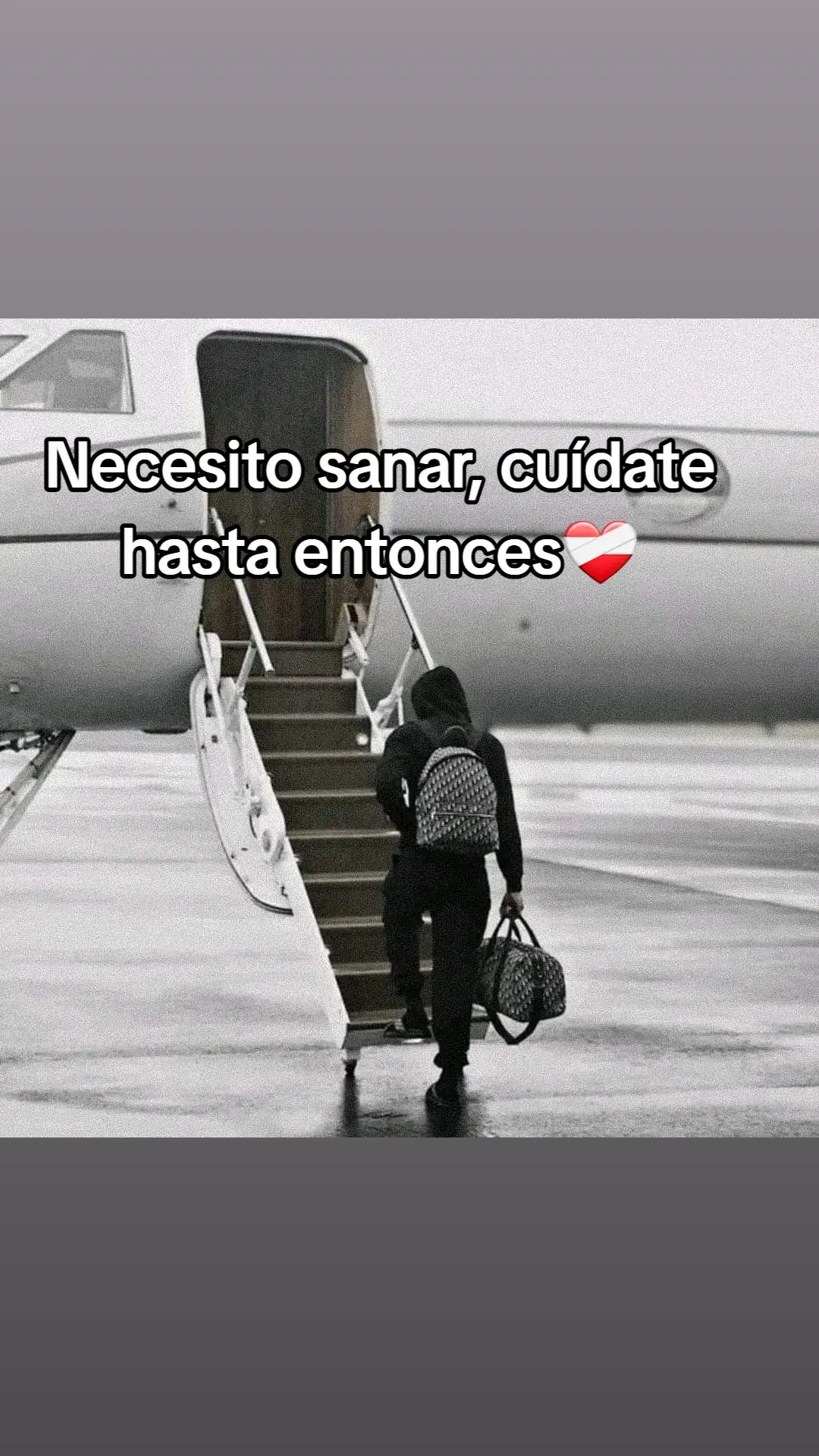 A DIOS AMOR🥺 Hoy a llegado el día que tanto pospuso, muy dentro de mi aún tenía esperanzas que volvieras, pero pasa él tiempo y es mejor poner pausa amis sentimientos por ti. por favor jamás olvides que te ame demasiado, para ser exacto más de lo qué debí y lo sabes, fuiste y serás lo más bonito que la vida me pudo prestar y te extraño tanto como desde el primer día e que te fuiste de aquí, construí un mundo y se derrumbó, la vida fue injusta pero es lo que me toco vivir. lo que tuvimos nos llevó lejos lo malo esque él viaje terminó muy pronto. y me duele porqué no es fácil decir adios a la  persona con la que siempre quise pasar el resto de mi vida, pero hay cosas que simplemente así tienen que ser, me encantaría pedirte que nunca me olvides, yo jamas lo haré, también y porqué no darte las gracias por todo lo que pasamos, gracias por que me dejaste hermosos recuerdos y adoro revivirlo, antes de dormir, al despertar, pero sobre todo cuando te extraño, ame cada mirada, cada mensajito con final feliz, tú risa, tu felicidad, amada cuando te preocupabas por mi, hay ocasiones en la que puedo verte en lugares en donde alguna ocasión estuvimos, ojalá pudiera regresar el tiempo y quedarme justo en qué prometiste jamás dejarme sólo, pensé que duraría un poco más o que en algún momento me dirás que esto duraría todo la vida, pero hoy no estas. Deseo de todo corazón que cumplas tus sueños, no te detengas por nada del mundo que yo haré lo mismo, hazme sentir más orgulloso de ti, aun que ya no estamos juntos, tal vez la vida nos aga coincidir algún día o en otra vida, te suelto, se feliz amor mio, se muy feliz que yo desde lejitos me alegraré por ti y desde aquí siempre le pediré a Dios que cuide de ti. ATENTAMENTE. Y.R