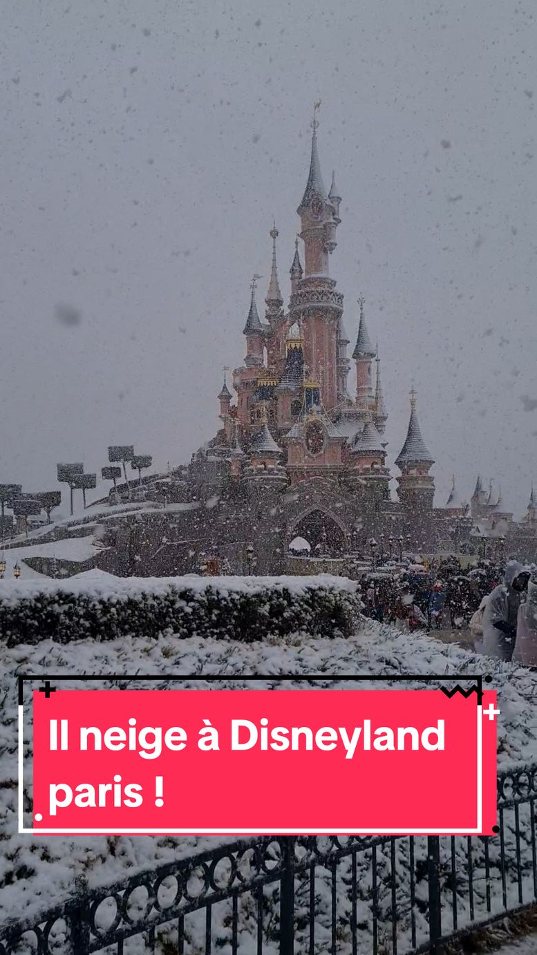 Il neige à Disneyland ! Let it snow ❄️🎄 @Disneyland Paris ✨  #disneylandparis #dlp #neige 