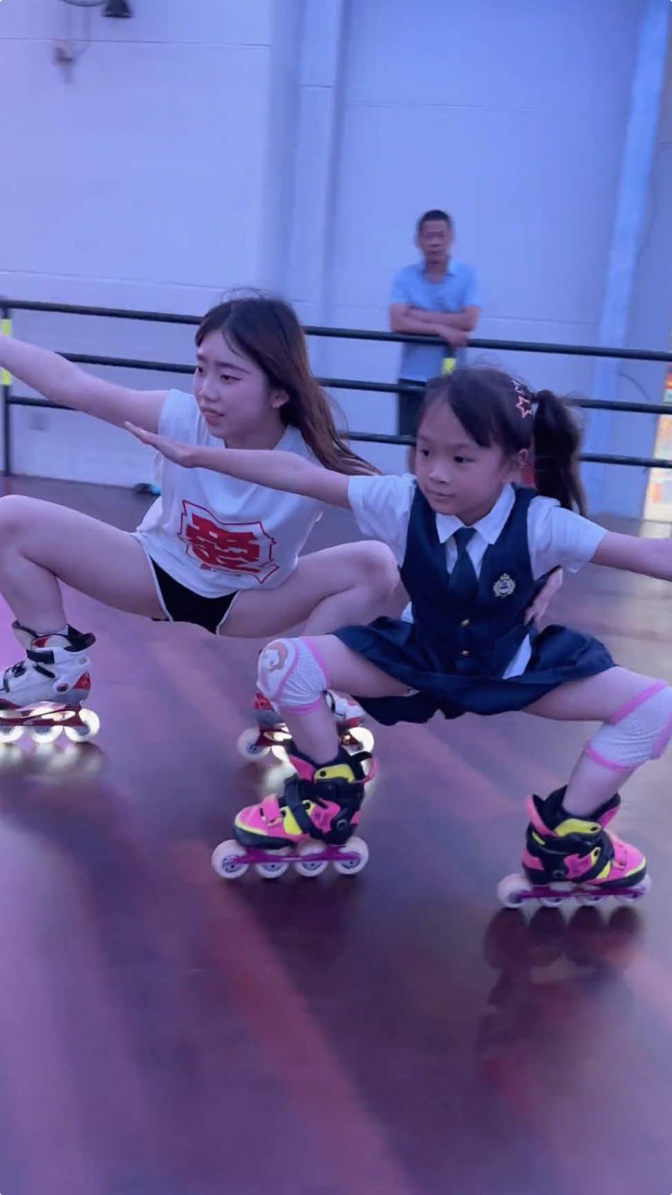 Beautiful🤭😍 Roller Skating Girls  #skate #skating #fyp #beautifulgirl #rollerskating #skatinggirls #fypage #tranding #viral #rollerskatinggirl #skater #skatelife #skatergirl #fypシ゚viral #viralvideo #xinxan #funny 