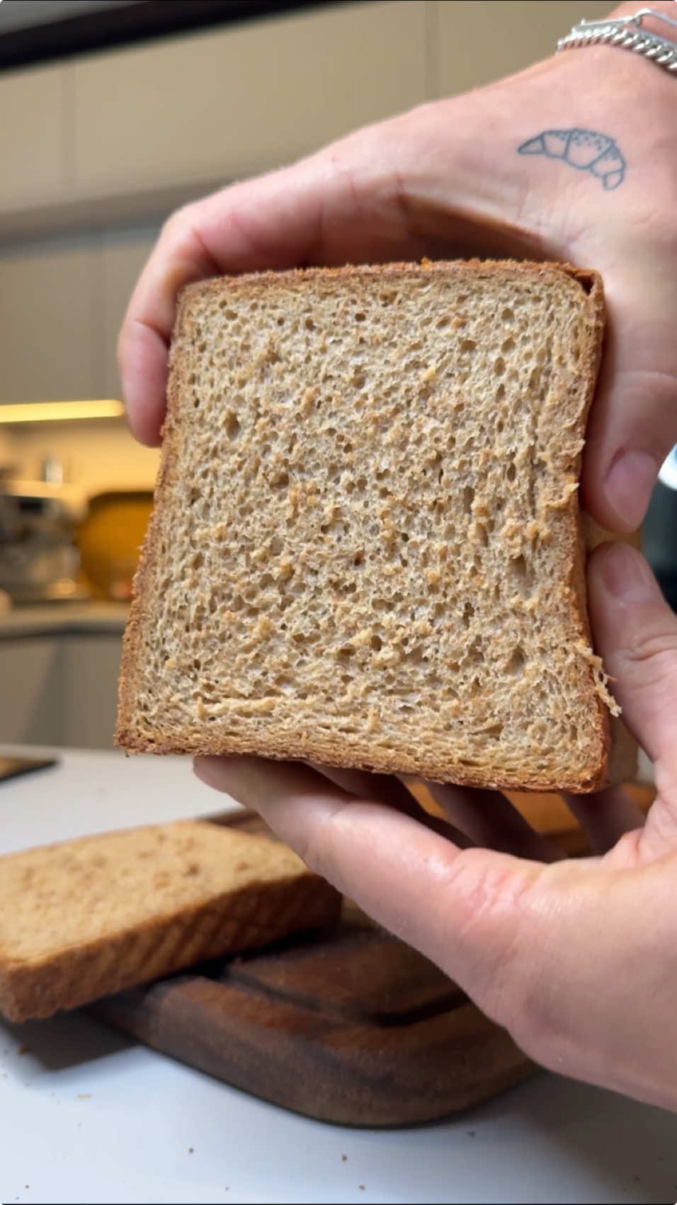 anzeige - ist das das bessere Toastbrot? Vollkorn Kastenbrot - perfekt für Sandwiches 🥪  Ich wollte für @badreichenhaller das perfekte Sandwichbrot entwickeln und wenn man Toastbrot eins lassen muss, dann das die Form ja schon ganz geil ist.  Egal ob jetzt für die Brotdose oder einzeln verpackt ist die Form einfach praktisch. Aber noch besser, wenn das Brot auch tatsächlich nach was schmeckt 😁 Die Salze von @badreichenhaller machen dabei jedes Sandwich dann noch 2,73x besser 😎 Rezept fürs Brot am Ende des Videos und hier 👇👇 BRÜHSTÜCK: •⁠  ⁠40g Altbrot •⁠  ⁠12g Salz •⁠  ⁠100g Wasser (100°C) HAUPTTEIG: •⁠  ⁠Alles vom Brühstück  •⁠  ⁠300g Weizenmehl 550 •⁠  ⁠150g Weizenvollkorn •⁠  ⁠50g Roggenvollkorn •⁠  ⁠250-300g Wasser •⁠  ⁠25g Rübensirup •⁠  ⁠7g Backmalz, aktiv •⁠  ⁠7g Hefe     12g AlpenJodSalz mit Selen 1.⁠ ⁠Für das Brühstück das Altbrot und Salz in einer Schüssel vermischen und mit dem kochenden Wasser übergießen. Anschließend vollständig abkühlen lassen. 2.⁠ ⁠Alle Zutaten für den Hauptteig zusammen mit dem Brühstück für 10-12 Minuten auf schneller Stufe zu einem glatten Teig verkneten und anschließend abgedeckt für 90 Minuten bei Raumtemperatur reifen lassen. 3.⁠ ⁠Den Teig auf die bemehlte Arbeitsfläche stürzen und mit den Händen zu einem Rechteck drücken. Anschließend zu einer Rolle aufrollen. 4.⁠ ⁠Eine Kastenform (20cm x 12 cm x 11 cm) mit Deckel leicht einfetten und die Teigrolle hineinlegen. 5.⁠ ⁠Sobald der Teig nahezu den Deckel erreicht hat (ca. 120 Minuten) den Ofen auf 230°C vorheizen. 6.⁠ ⁠Wenn sich der Deckel nicht mehr öffnen lässt die Form in den Ofen stellen und nach 10 Minuten die Temperatur auf 210°C reduzieren. 7.⁠ ⁠Weitere 30-35 Minuten (Gesamtbackzeit 40-45 Minuten) fertig backen. 8.⁠ ⁠Auf einem Gitter auskühlen lassen.