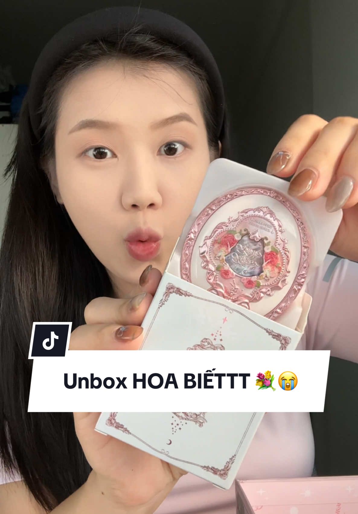 Unbox quà từ @Flowerknows 🥹 Đẹp gì đẹp dữ hèn chị em tụi tui ai cũng mê đíu mê đổ. À quên Hoa Biết đã chính thức có mặt tại VN rồi chị em tui ơiii #flowerknows #flowerknowsmidsummer #midsummerfairytales #hoabietmakeup #hoabiet  