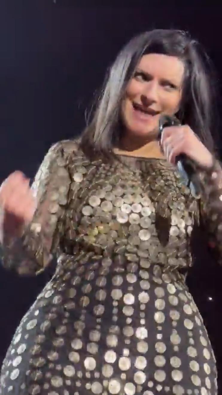 #LauraPausini e la "mossa" sul palco che ha fatto impazzire i fan 🤣🤣🤣🤣 #laurapausiniworldtour #mossa@Laura Pausini