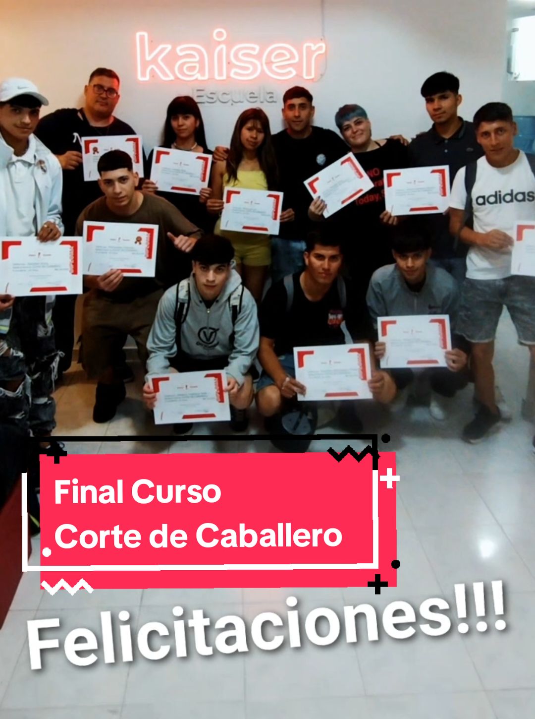 ✂️✨ ¡Así fue el examen final del Curso de Corte de Caballero! ✨✂️ Nuestros alumnos pusieron en práctica todo lo aprendido durante el curso, demostrando su talento y habilidades en cortes masculinos sobre modelos reales. 💪💈 Cada trabajo refleja el esfuerzo, la dedicación y la pasión que le pusieron a esta etapa de su formación. 👏 Si querés ser parte de esta experiencia y convertirte en un profesional del corte masculino, ¡sumate a nuestros grupos 2025! Ya están abiertas las inscripciones. 🚀 📲 Para más info, escribinos al 291-4514602 o por DM en @kaiser.escuela. ¡Te esperamos! #CorteDeCaballero #FormaciónProfesional #ExamenFinal #KaiserEscuela #EducaciónDeCalidad #BahíaBlanca #Neuquén