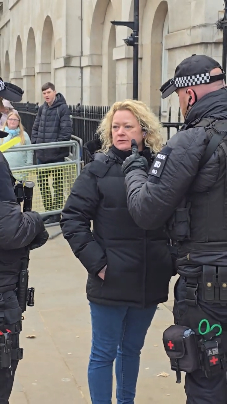 Women shouts at kings guard. How would you like to stand in your own sxxt armed police arrive #london #fyp #foryoupage #foryou #horseguardsparade #horse #kingsguard #armedpolice 