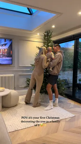 • M a g i c a l  M e m o r i e s • Everything I’ve ever wished for  ✨🥰🎄🐾👶🏼 #babysfirstchristmas #christmas #familychristmas #specialmoments #family #babygirl 