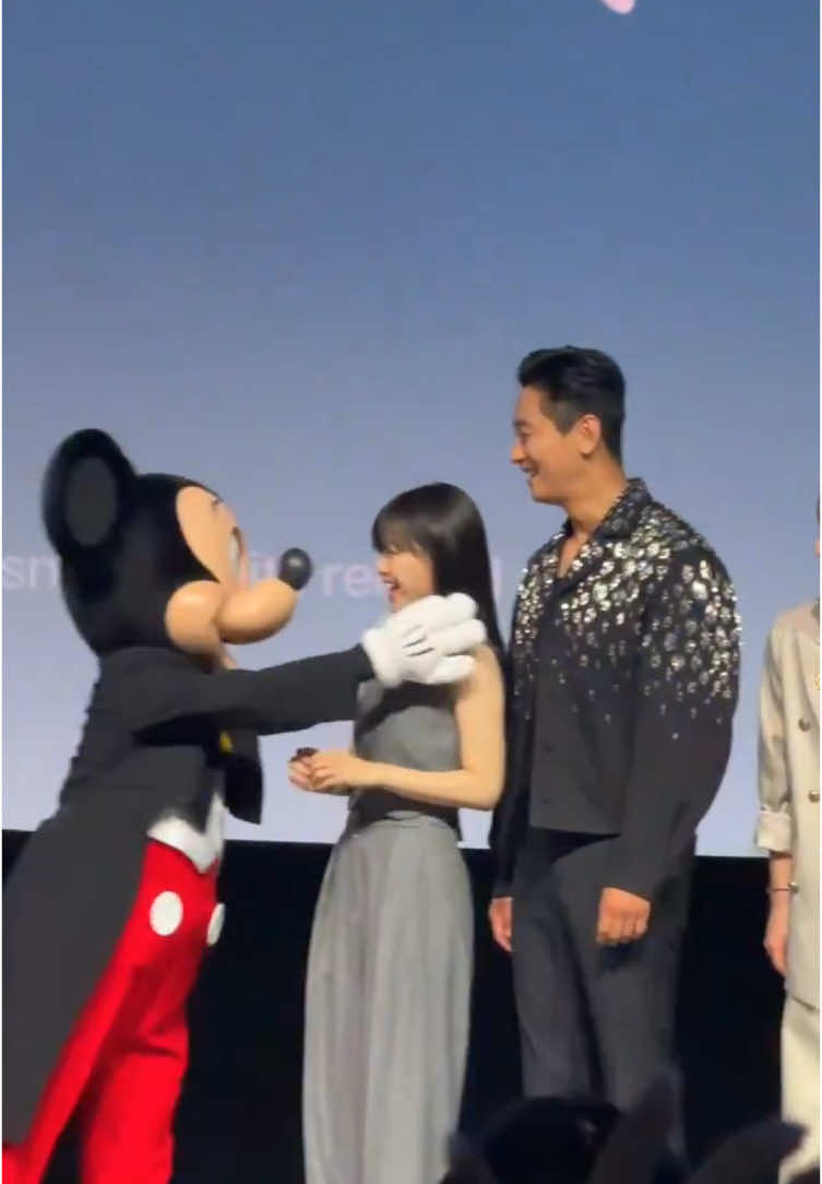 They really have fun with Mickey #JuJiHoon #ParkBoYoung #JooJiHoon #LightShop #주지훈 #disneyplus #박보영 #조명가게 #trending 