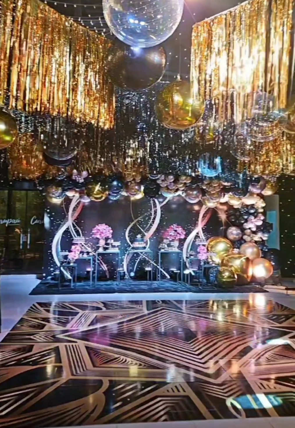 La versatilidad de decorar con tonos negros y dorados es un toque elegante para tu evento🌟 #cumpleaños #decoracion #eventos #sczbolivia🇳🇬🇧🇴 #fiesta #party 