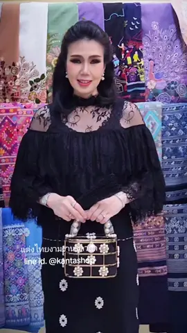 เสื้อลูกไม้ฉลุฟรุ้งฟริ้ง 1,150 บ. ผ้านุ่งฝ้ายทอมือ 2,800 บ. กระเป๋าถือลูกปัดมุก 500 บ.