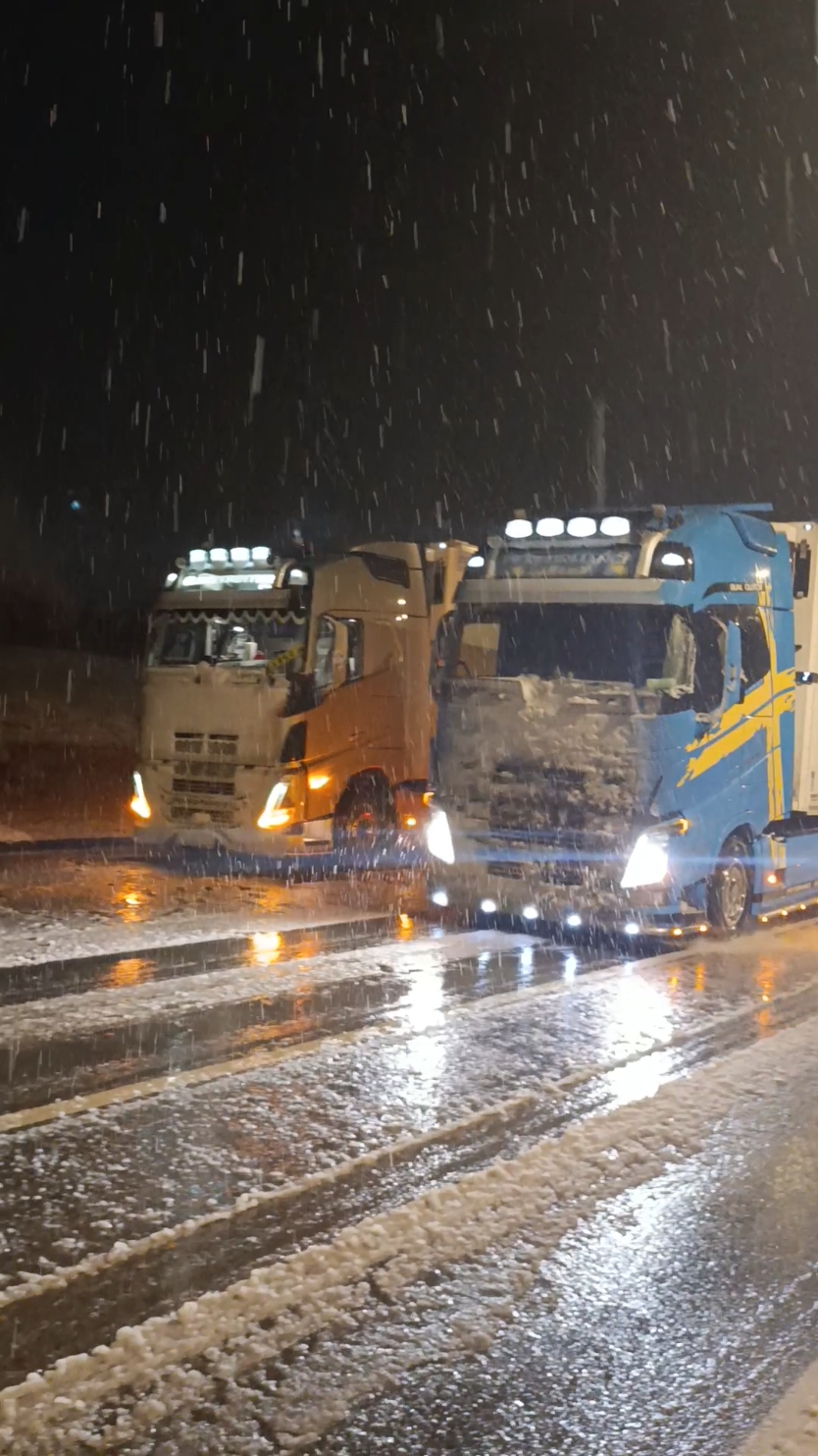 #wintervibes❄🥶 #snow #truckerlife #volvo #trucklifestyle #fyp #viral #letitsnow #tuningtruck  #polarexpress #northpole  love ♥️♥️