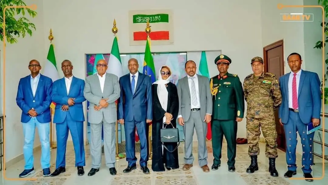 Safiirka Dawlada Itoobiya u fadhiya Somaliland 𝗔𝗺𝗯 𝗧𝗲𝘀𝗵𝗼𝗺𝗮 𝗦𝗵𝘂𝗻𝗱𝗲 𝗛𝗮𝗺𝗶𝘁𝗼 , safiir ku xigeenkiisa iyo saraakiil ciidan oo ka tirsan safarada Itoobiya ayaa maanta kulan gaar ah la yeeshay madaxweynaha la doortey ee Somaliland Cabdiraxmaan Maxamed Cabdilaahi Cirro .  Safiirka ayaa madaxweynaha cusub soo gaadhsiiyey dhanbaal Hambalayo ah oo uu ka sidey dawladiisa Itoobiya .