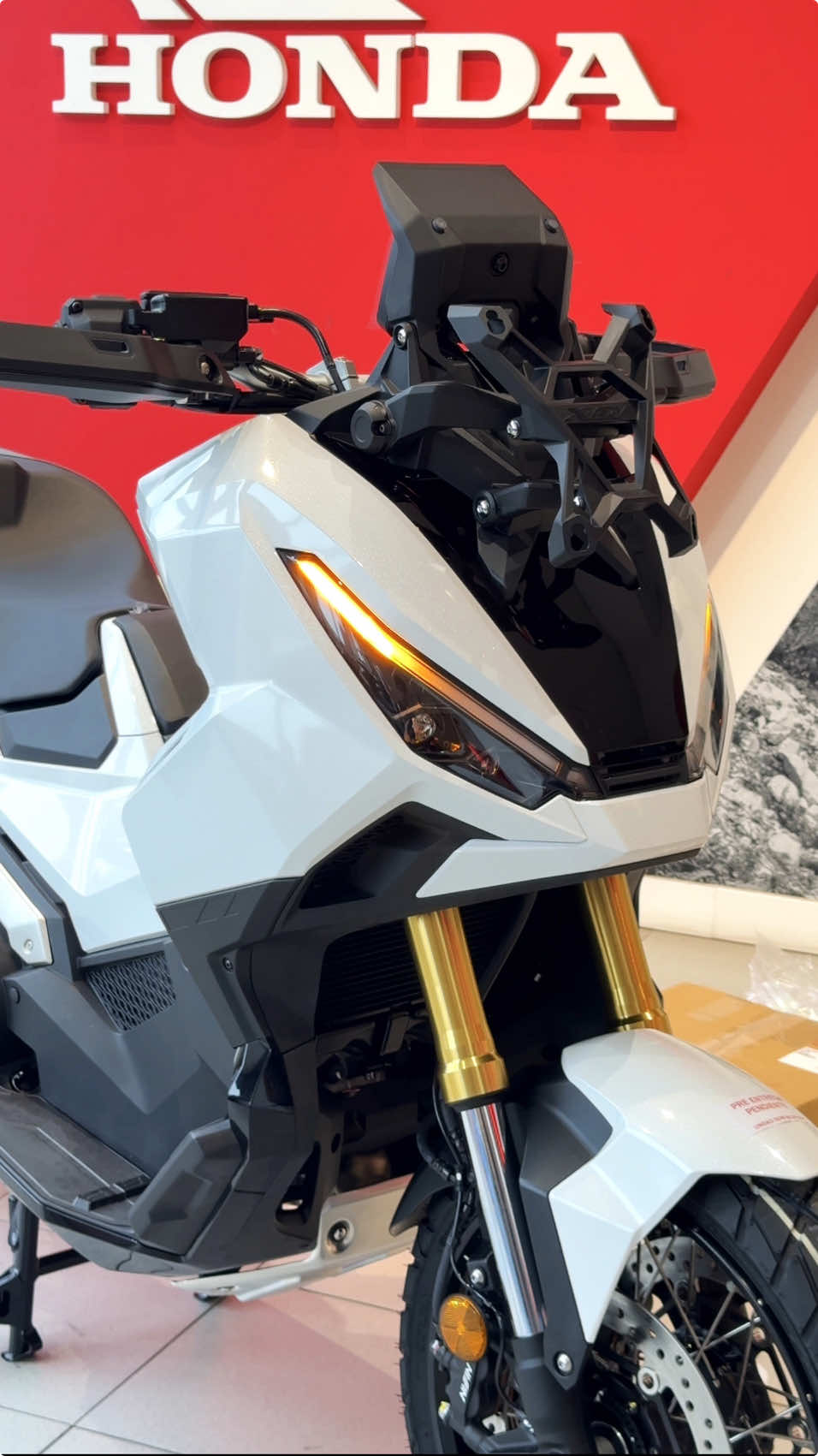 Unboxing #XADV750 2025… 📦  Ya está aquí la Nueva Honda #XADV750 2025 en toda su gloria y no hemos podido esperar para echarle las manos encima. Disponible para probar a partir de la semana que viene. Solo en #Hakuba  #Honda #XADV #Unboxing #ASMR #HondaADV #hondaXADV #Xadv750 #HakubaMotor #MaxiScooter 