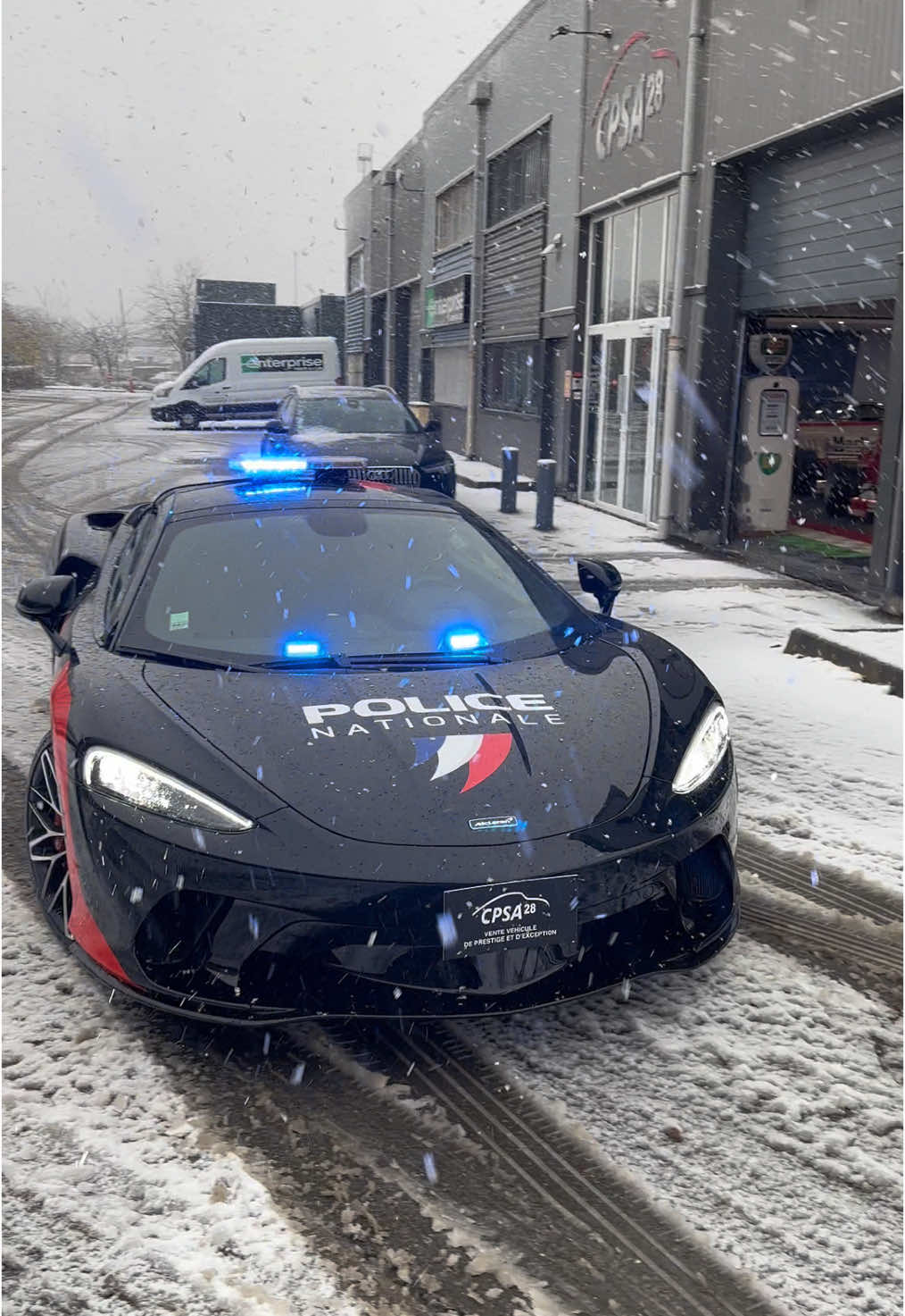 Chutes de neige, soyez prudent sur la route ! #humour #policenationale #gendarmerie #supercar #mclaren #car #foryou #fyp @Pog 