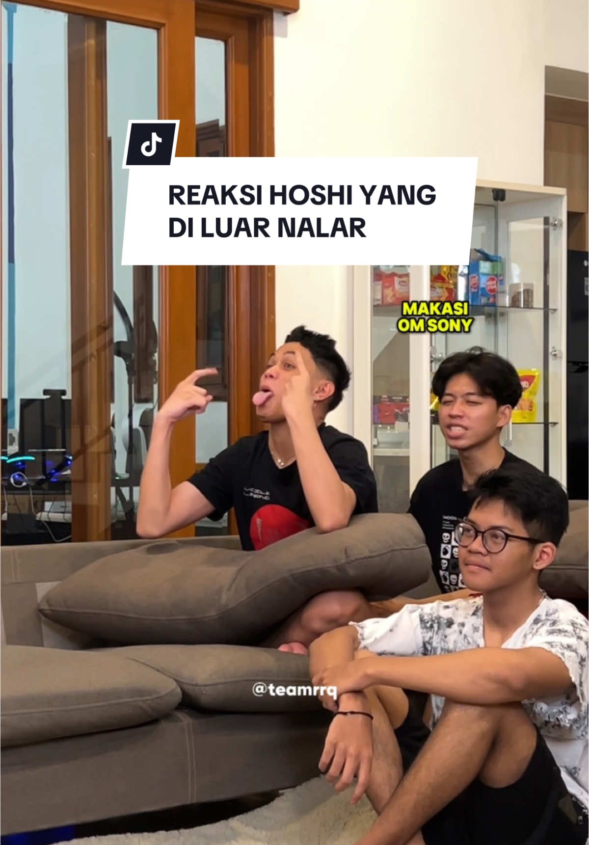 Reaksi Hoshi lagi nonton video yang diam-diam dikirimin sama support system mereka guys! Wah semoga jadi makin semangat nanti mainnya di M6 ya😁🙌 #teamrrq #vivarrq #rrqhoshi #mobilelegends #m6nyalaindonesia #mlbbm6 