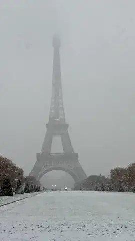 The Snow in #Paris 🎄🫶💙🤍❤️🫶🎄La Tour Eiffel sous la neige  #TourEiffel #EiffelTower #ChampDeMars #Neige #paris #21novembre #hiver #parisfrance #parismonamour #parislover #parisvibes #parislovers #parisianstyle #paristourisme #paris2024 #pariscity #niège #pariscityvision #parissecret #jaimelafrance #paris_focus_on #travel #traveltiktok #parismaville #city 