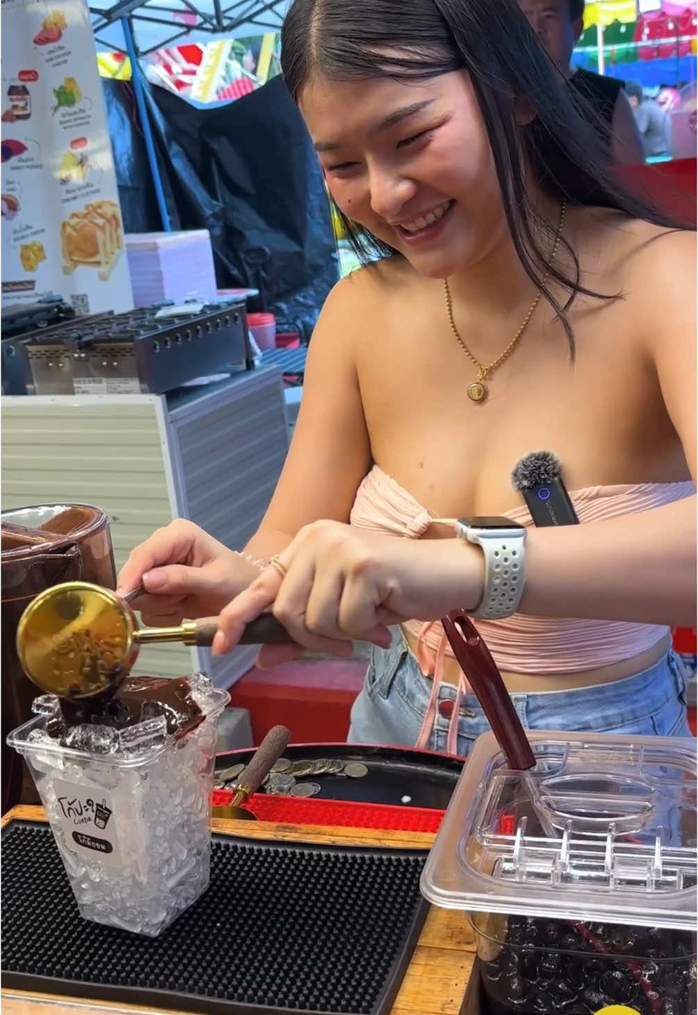 Cute Girl Sells Sticky Cocoa Drinks in An Annual Thai Festival. | โก้ปะ? #foodvendor #streetfood #thaigirl #thailadies #thaiwomen #thaistreetvendor #แม่ค้าในประเทศไทย #โก้ปะ? #งานนมัสการหลวงพ่อโสธร @BowvyBo