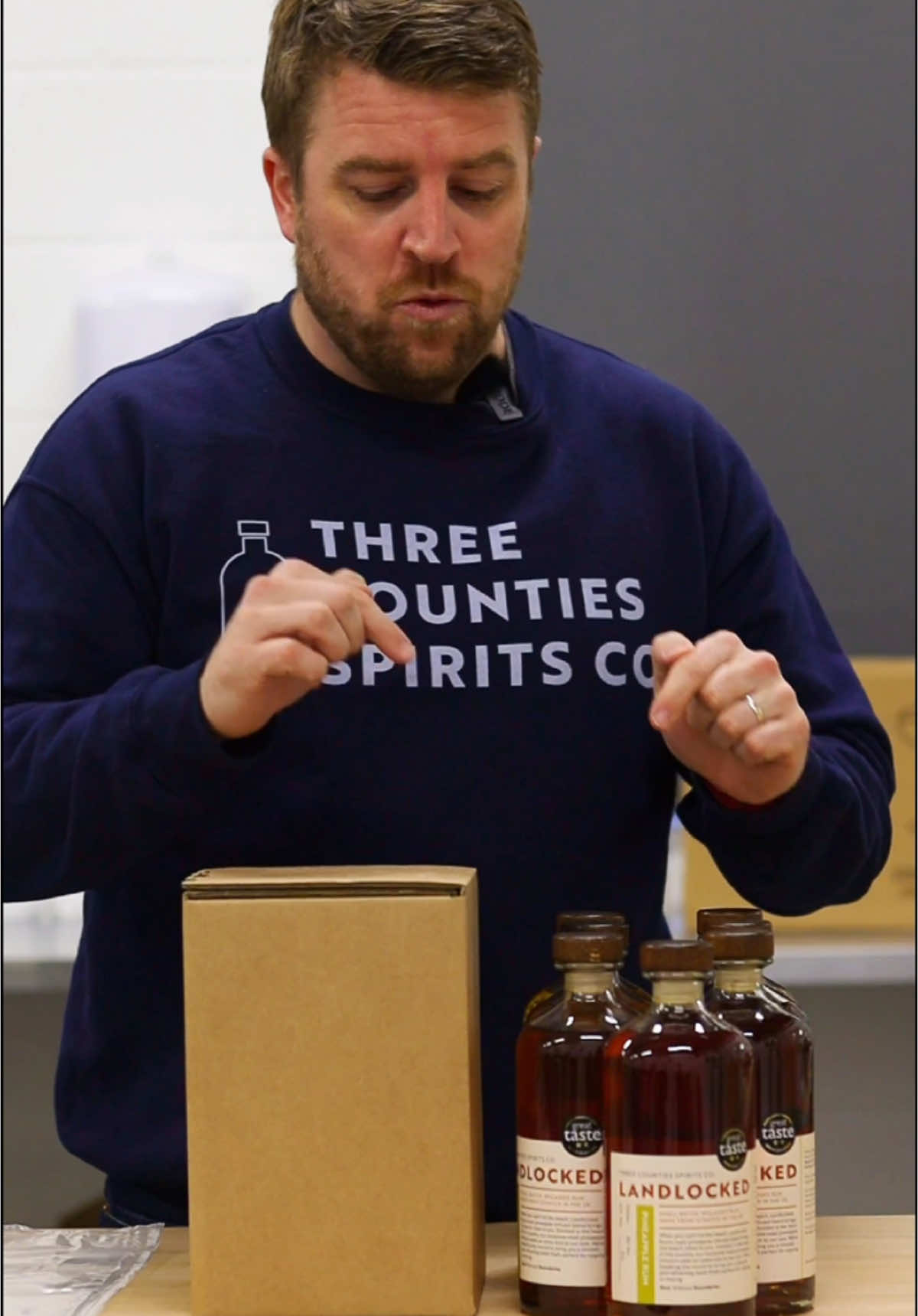5 litres of rum, in a box, cheaper than the big brand crap? Want some? #LandlockedRum #fyp #foryoupage #englishdistillery 
