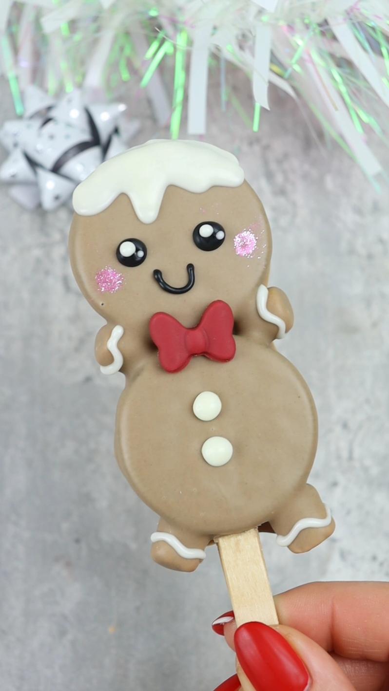 Oreo Gingerbread Man 🥰 An easy, no bake holiday treat! Melting wafers and mini bow mold linked to my amazon storefront-linktree in bio 😊 #oreo #gingerbreadman  #nobake #HolidayTreats  #treatmaker 