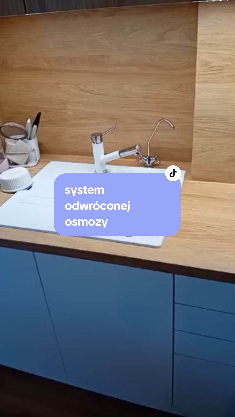 📢 Jak działa system odwróconej osmozy? Dowiedz się więcej! 💧 System odwróconej osmozy to innowacyjny sposób na uzyskanie idealnie czystej wody w Twoim domu lub firmie. Jak działa? 🤔 🔬 Podstawy działania Odwrócona osmoza (RO) wykorzystuje specjalną membranę, która pod wpływem wysokiego ciśnienia oddziela czystą wodę od zanieczyszczeń. W efekcie do Twojej szklanki trafia tylko to, co najlepsze – czysta H₂O! 🌊 🔄 Etapy filtracji ✔️ Wstępne oczyszczanie – Usuwa większe zanieczyszczenia, takie jak piasek czy rdza. ✔️ Filtracja węglowa – Eliminacja chloru i chemikaliów, które mogłyby uszkodzić membranę. ✔️ Membrana osmotyczna – Zatrzymuje nawet najdrobniejsze zanieczyszczenia (bakterie, metale ciężkie). ✔️ Gotowa woda – Czysta i zdrowa, idealna do picia i gotowania. 🥤 💡 Zalety systemu RO ✅ Czystość – Usuwa do 99% zanieczyszczeń, w tym pestycydy i wirusy. ✅ Lepszy smak – Oczyszczona woda to doskonały smak napojów i potraw. ✅ Oszczędność – Koniec z kupowaniem wody butelkowanej! 🔧 Warto wiedzieć ☑️ System wymaga regularnej konserwacji, ale korzyści zdecydowanie przeważają. ☑️ Proces filtracji generuje odrobinę odpadów wodnych, ale dzięki nowoczesnym technologiom można to minimalizować. Podsumowując: inwestycja w system odwróconej osmozy to krok w stronę zdrowia, oszczędności i ekologii. 🌍✨ Chcesz wiedzieć więcej? Napisz do nas! 📩 👍 Polub post, jeśli był pomocny! 📲 Udostępnij, by inni też dowiedzieli się o zaletach odwróconej osmozy. 📌 Zapisz, żeby wrócić do tych informacji później. #CzystaWoda #OdwroconaOsmoza #Zdrowie #Ekologia #WodaDlaDomu #FiltracjaWody