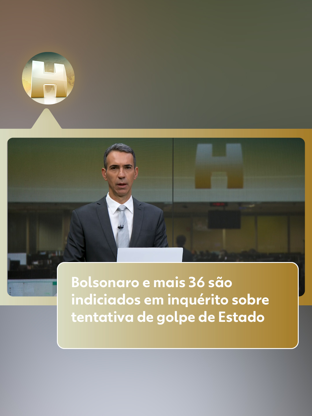 Urgente - A Polícia Federal indiciou nesta quinta-feira (21) o ex-presidente Jair Bolsonaro (PL) e ex-integrantes de seu governo por abolição violenta do estado democrático de direito, golpe de estado e organização criminosa. O indiciamento ocorre no inquérito que investiga a tentativa de golpe de estado para manter Bolsonaro no poder mesmo após a derrota para Lula (PT) nas eleições de 2022. O relatório final do inquérito, que tem mais de 800 páginas, foi concluído no início da tarde e vai ser entregue ao Supremo Tribunal Federal (STF). Caberá à Procuradoria Geral da República (PGR) denunciar ou não os indiciados e à Corte, julgá-los. Além de Bolsonaro, foram indiciados os generais Augusto Heleno, ex-ministro do Gabinete de Segurança Institucional, o GSI; e Braga Netto, ex-ministro da Casa Civil e da Defesa e candidato a vice na chapa que perdeu a eleição de 2022. A PF também indiciou o delegado Alexandre Ramagem, ex-presidente da ABIN, a Agência Brasileira de Inteligência; e Valdemar Costa Neto, presidente do PL, partido do ex-presidente Bolsonaro. As informações são do jornalista César Tralli. Veja mais em #g1.  #PolíciaFederal #pf #bolsonaro #golpe #tiktoknotícias