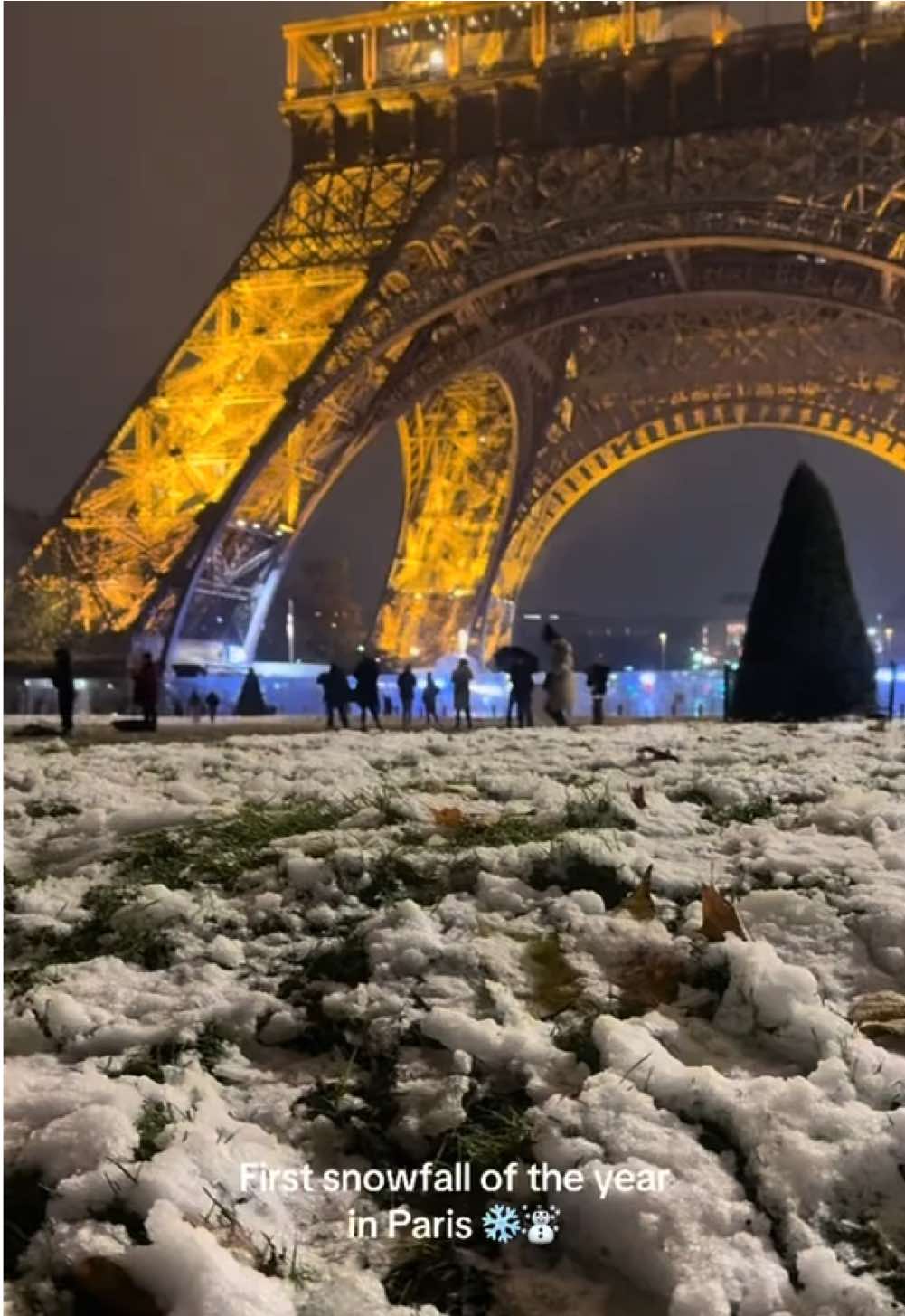 Who else frolicked in the first snow of the year? 🙋🏻‍♀️❄️☃️ #france #french #paris #travel #parisianlife #travel #parislife #traveltiktok #eiffel #eiffeltower #winter #winterwonderland #snow #snowfall #snowman #snowday #seine #seineriver #christmas #christmasdecor 