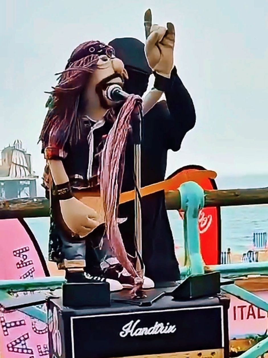 Animal in #Brighton - a little memory from my Summer Busking Tour 🎸🤘🏻 ... #puppet #puppetsoftiktok #puppetry #rockmusic #defleppard #puppetrock #puppetlove #rockpuppet #jimihandtrixpuppet #handtrixrocks #guitarlegend #rockguitar #puppetrockstar 