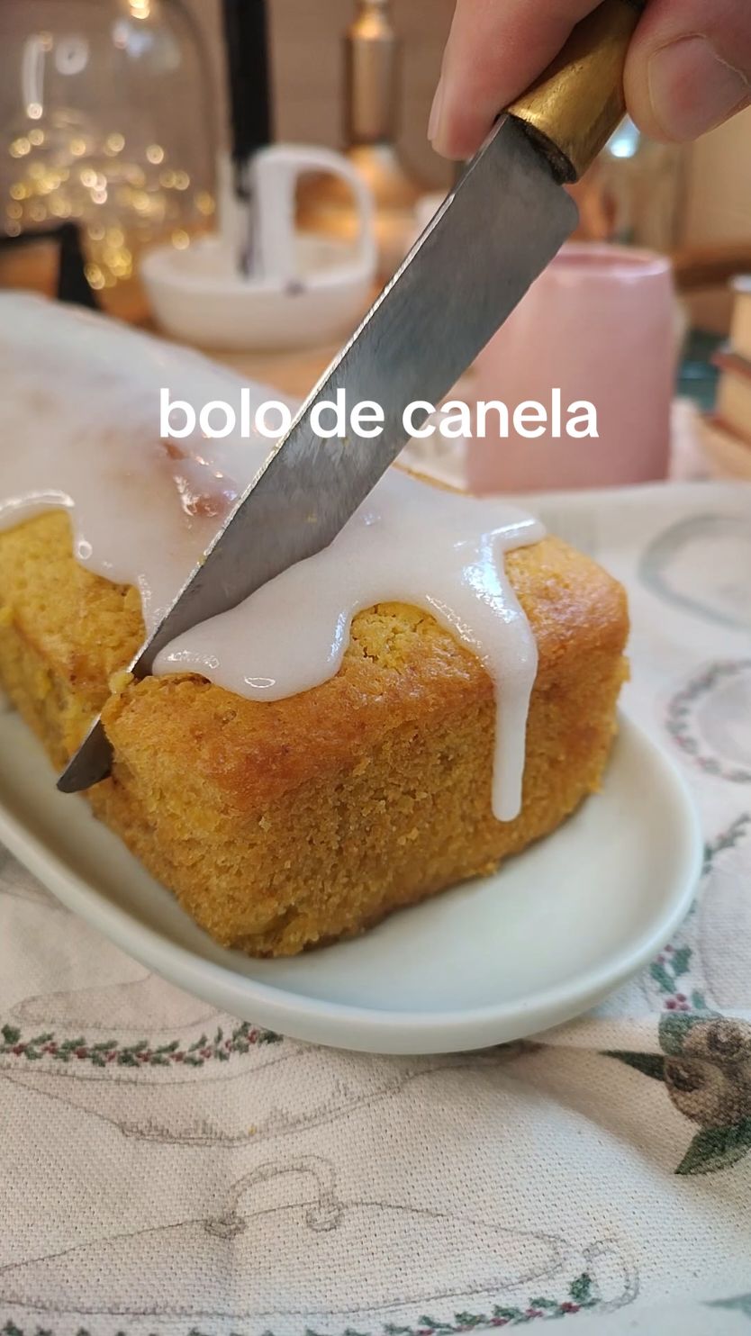 Bolo de canela 🗒️ Ingredientes: 4 ovos, tamanho L; 100 gr de açúcar; 200 gr de manteiga derretida; 100 ml de leite; 1 C. Chá de baunilha; 350 gr de farinha; 2 C. Chá de fermento em pó; 80 gr de manteiga amolecida; 50 gr de açúcar mascavado; 1 C. Chá de canela. 👨‍🍳 Preparação: 1 - Bater os ovos com o açúcar; 2 - Adicionar a manteiga derretida, o leite e a baunilha e envolver bem; 3 - Juntar a farinha e o fermento e mexer até a massa não ter grumos; 4 - Numa taça à parte, juntar a manteiga amolecida, o açúcar mascavado e a canela e mexer bem até obtermos uma pasta homogénea; 5 - Deitar a massa numa forma de pão e distribuir a mistura de canela por cima do bolo e envolver ligeiramente na massa; 6 - Levar ao forno, pré-aquecido a 180°C, por cerca de 40 minutos. Sugestão de apresentação: Juntar 2 colheres de leite a 100 gr de açúcar em pó e cobrir o bolo com esta mistura. #receitas #receitasimples #receitafacil #bolo #bolodecanela #italianchefpt 