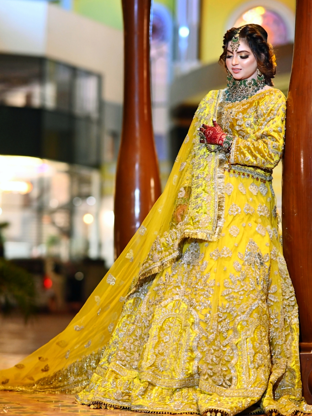 Glam mehndi look by riwaj salon contact us on insta or whatsap mentioned in bio addres Sialkot (sambrial).                            (Dress and jewellry by santay lehnga house contact 03007175577)(contact on this number for shoot +92 300 6221463)