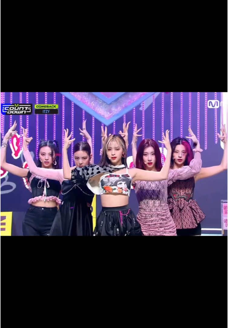 ITZY - LOCO Stage Performance #LOCO #CRAZYINLOVE #ITZY_LOCO #itzyofficial #itzyloco #kpop #stageperformance #fyp #viral 