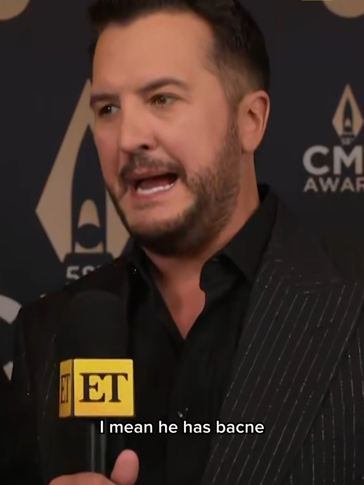 Luke Bryan calls out Blake Shelton on the CMA Awards carpet 😂 #lukebryan #blakeshelton #gwenstefani #laineywilson #peytonmanning #cmaawards #cmas