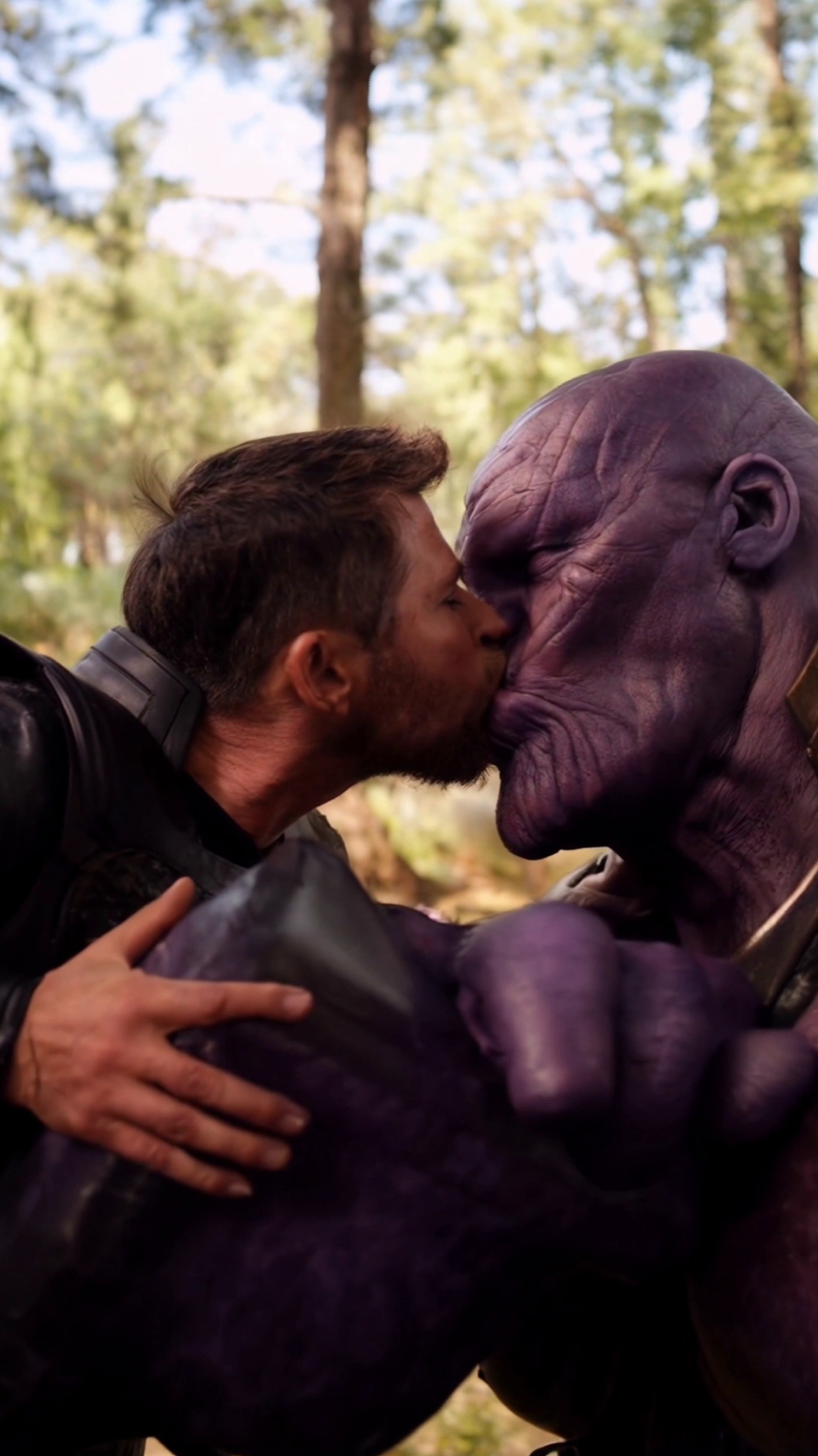 Thor and Thenos kissing Funny video 😂📸 #marvel #funnyvideo #kiss #Love #fyp #dance 