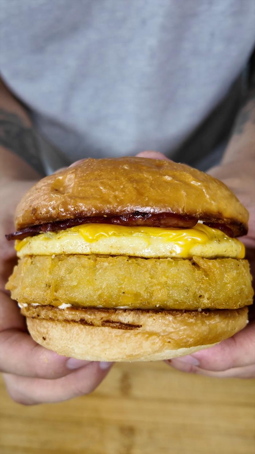 ¿Papa en un sandwich? Esa pregunta me surgió el otro día y me propuse responderla. Para eso hice un hashbrown (papa rallada, prensada tipo medallon y frita) con una forma ideal para sandwich y lo complementé casi como si fuera una hamburguesa, pero de papa. El resultado no podía ser mejor así que les confirmo que SÍ, la papa VA en un sandwich. Para el hashbrown: hierven la papa rallada, pero apenas un minuto o se apelmaza demasiado. La dejan enfríar y escurren bien. Agregan condimentos y almidón de maíz hasta que empiece a tomar forma al apretarla con la mano. Si cuesta que tome forma, un chorro de aceite también ayuda. De ahí a darle forma y freezarla. Tienen que quedar congeladas para poder freírlas (en aceite bien caliente) sin que se desarmen. De ahí a escurrir, sal por arriba y la acompañas como vos quieras. Yo la metí en un sandwich tipo hamburguesa, con un huevo a la plancha con queso, panceta y una mayonesa de limón y pimienta. Haganlá y me cuentan como la acompañaron ustedes #papas #fyp #recetaspapas #recetas #asmrfood #potatotiktok #hashbrown 