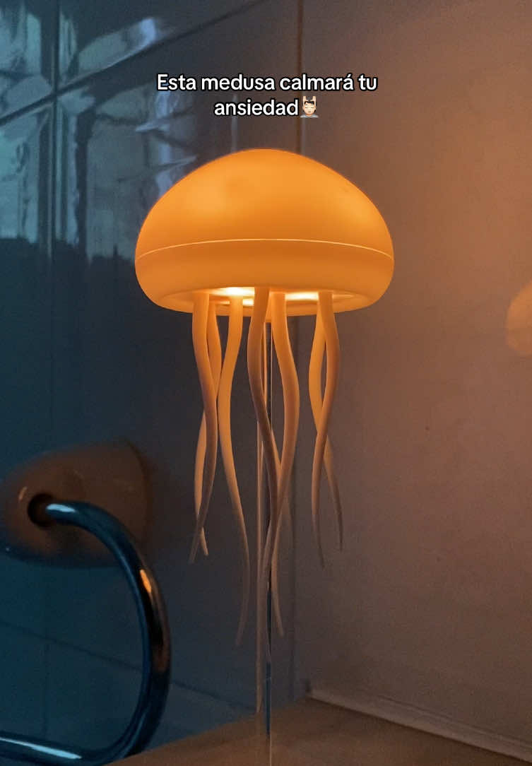 Es mi lámpara favorita🪼✨ #medusas #lamparas #decoracion #luz . . . La lámpara de medusa es la opción perfecta para transformar tu habitación y crear una decoración única. Esta luz medusa simula el movimiento elegante de una medusa, aportando tranquilidad y estilo a cualquier espacio. Ideal para quienes buscan un ambiente relajante, moderno y lleno de creatividad. Con su diseño inspirado en las profundidades marinas, la lámpara de medusa es el accesorio que necesitas para destacar y darle un toque mágico a tu hogar.