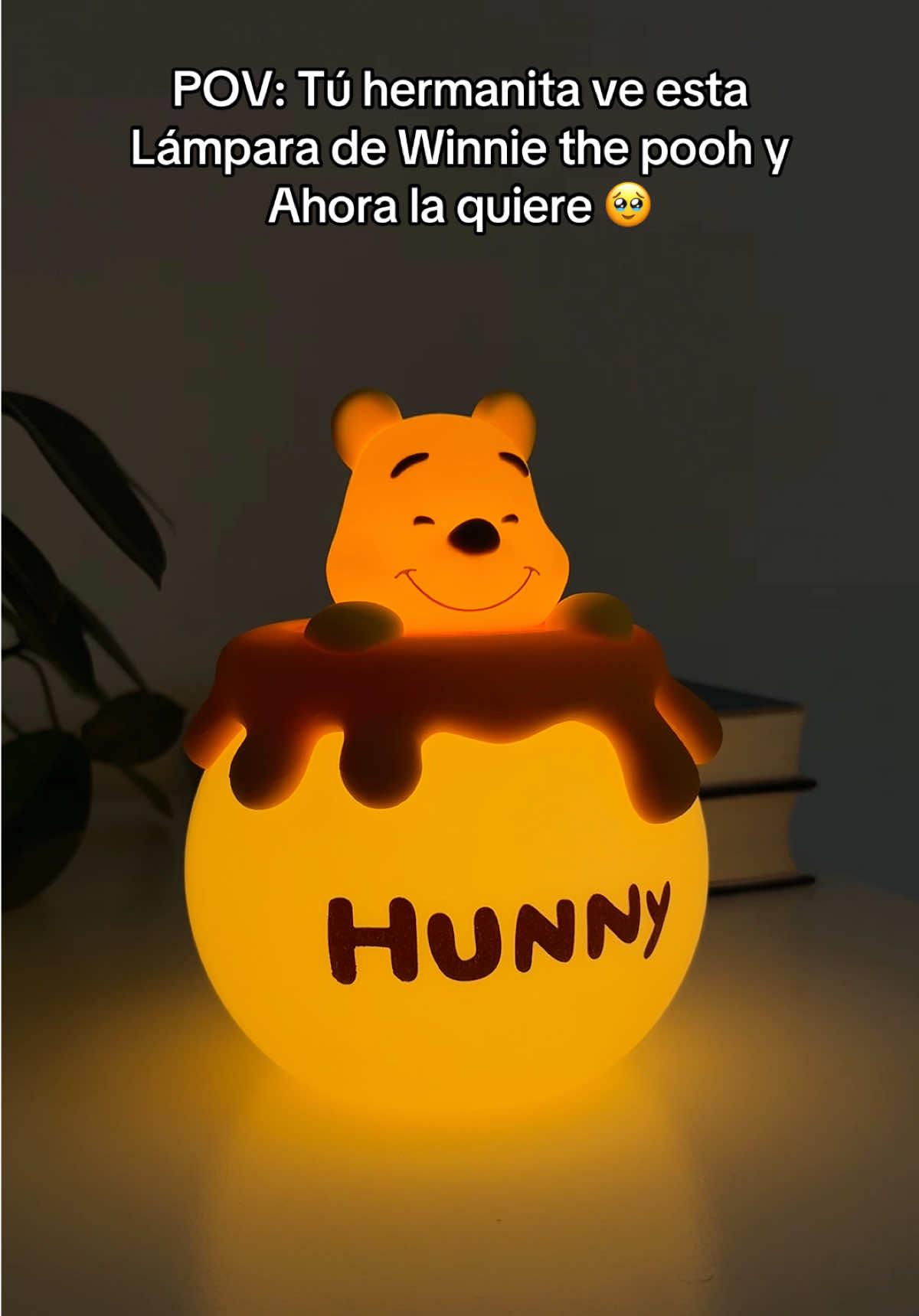 🐻🍯 ¡La lámpara más adorable está aquí! ✨ Crea un ambiente cálido y mágico con esta lámpara inspirada en Winnie the Pooh. 💛 Perfecta para decorar cualquier espacio cute 🏡 o para regalar algo único 🎁. Autoapagado ⏲️, carga USB-C ⚡ y diseño irresistible. 🌟 ¡No te quedes sin la tuya! #LámparasBonitas #OsitoDeMiel #DecoraciónCute #WinnieThePoohFans #HoneyLamp #DecoraciónAcojedora #LuzPerfecta #LámparasCreativas #CargaRápida #TernuraEnTuHogar #DecoraciónMágica #InspiradoEnPooh #winniethepooh 