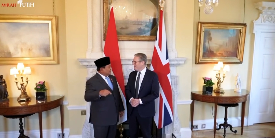 Presiden Republik Indonesia, Prabowo Subianto, melakukan pertemuan bilateral dengan Perdana Menteri (PM) Inggris, Keir Starmer, di kantor PM Downing Street 10, London, Inggris, pada Kamis, 21 November 2024. Pertemuan tersebut membahas berbagai isu strategis dalam rangka memperkuat hubungan bilateral dan kerja sama antara Indonesia-Inggris. Presiden Prabowo tiba di Downing Street sekitar pukul 12.35 waktu setempat dan disambut langsung oleh PM Keir Starmer di depan pintu utama kantor PM. Dalam sambutannya, PM Starmer menyampaikan apresiasi atas kedatangan Presiden Prabowo ke kantornya. 