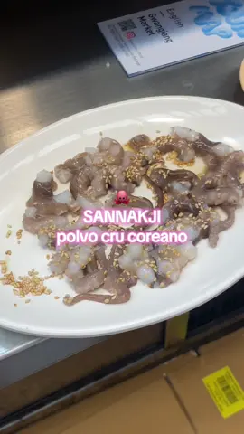 Vai encarar essa iguaria coreana?! Eu não encaro mais… 😂🐙✨  #FoodTok #southkorea #octopus #vaiparaofy #fyp 