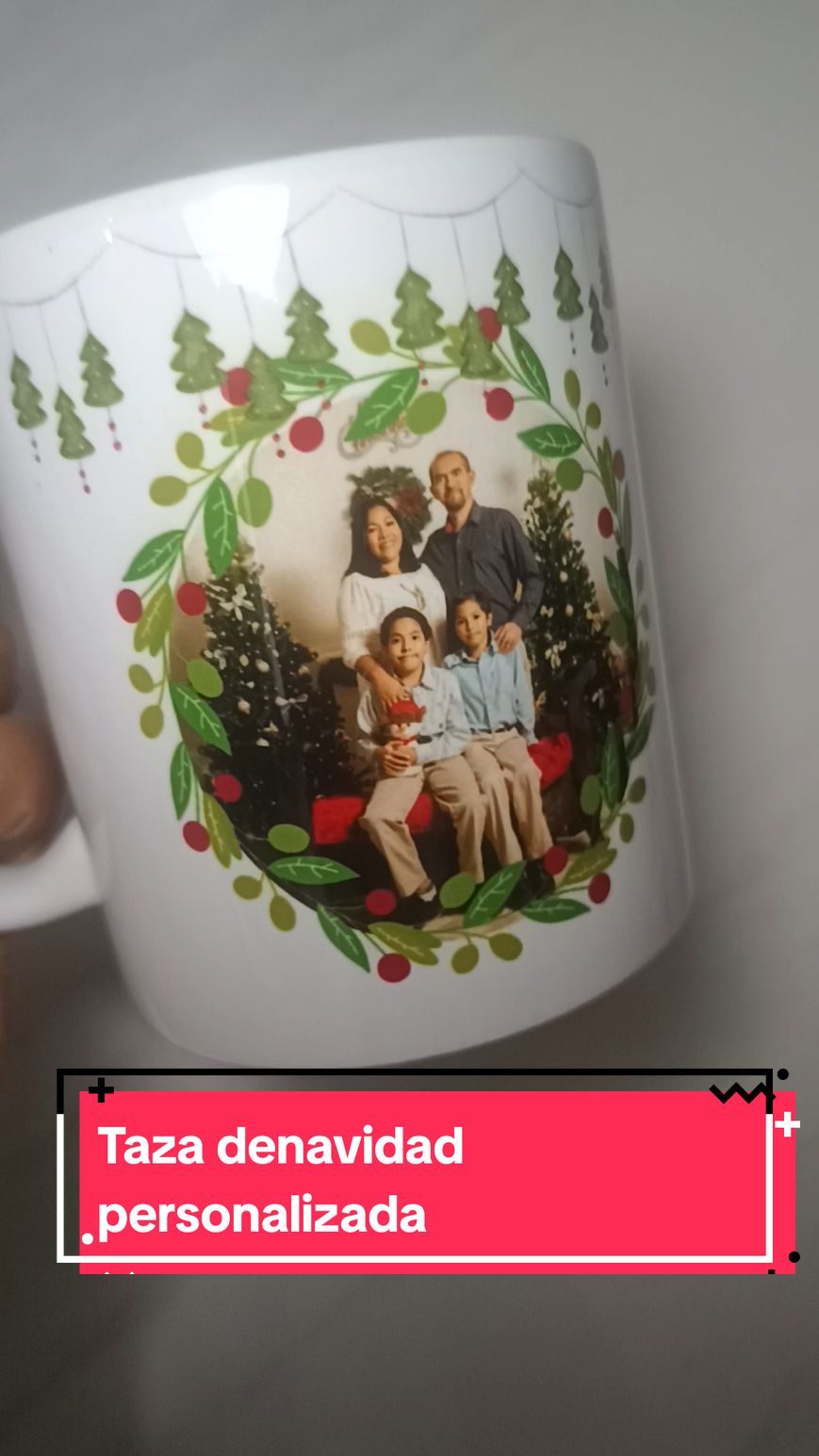 Taza personalizada para navidad con foto familiar. Un buen detalle para tus amigos y familiares. #tazaspersonalizadas #Diseñosetazas #tazassublimadas #tazadenavidad🎄 