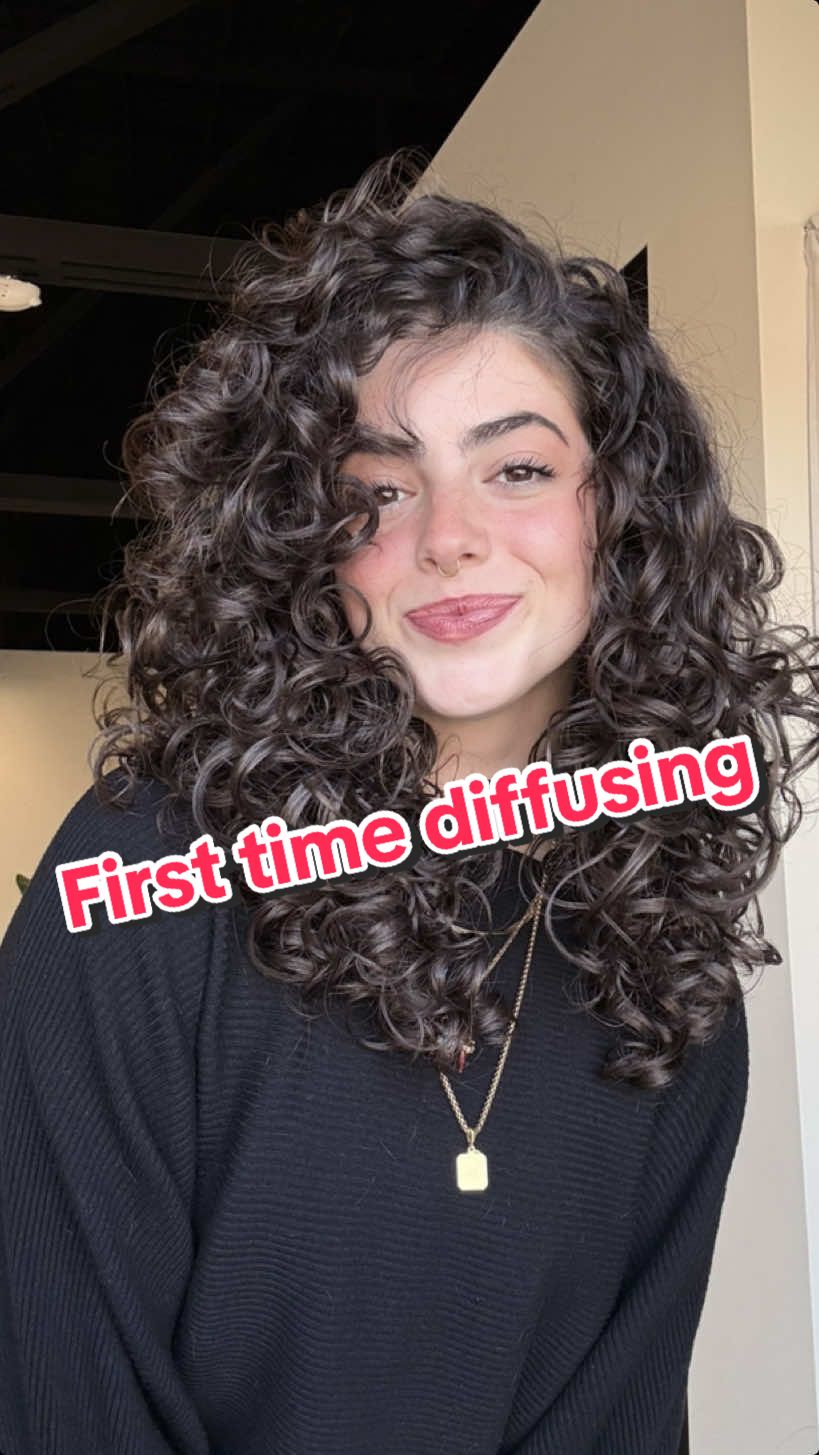 She never diffused her hair before btw 🤭 #curlscheck #curls #curlygirl #curltok #curly #curlyhairstylist #curlyhaircut #curlycut #orlandocurlyhairstylist  @anamariareyes 