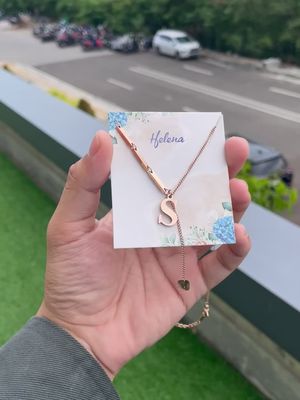 Buatlah setiap momen semakin berkesan dengan kalung inisial cantik dan simple ini