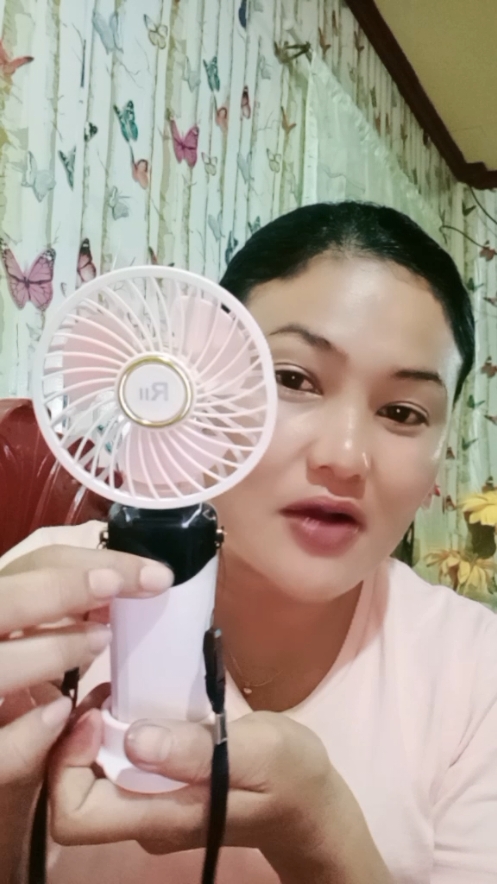 ang tagal malobat nito kaya perfect dalhin.check out yours!! #chargeablefan #minifan #portablefan #rechargeablefan #lafamilysonlineshop 