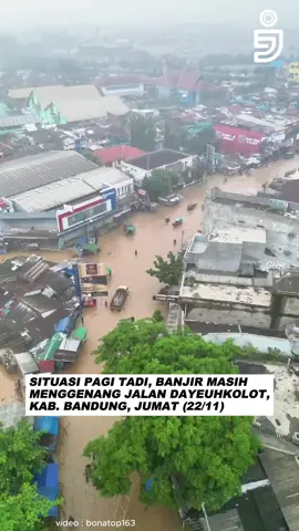 Hingga pagi tadi, Jalan Dayeuhkolot, Kab. Bandung, masih terendam banjir. Aktivitas warga dan arus lalu lintas di kawasan ini terganggu. - Tetap waspada dan hindari area yang terdampak. Semoga banjir segera surut dan situasi kembali normal ya wargi. . . 🎥 : Instagram/bonatop163 #jabarekspres #tiktokeberita #fyp #dayeuhkolot #bandung #banjir