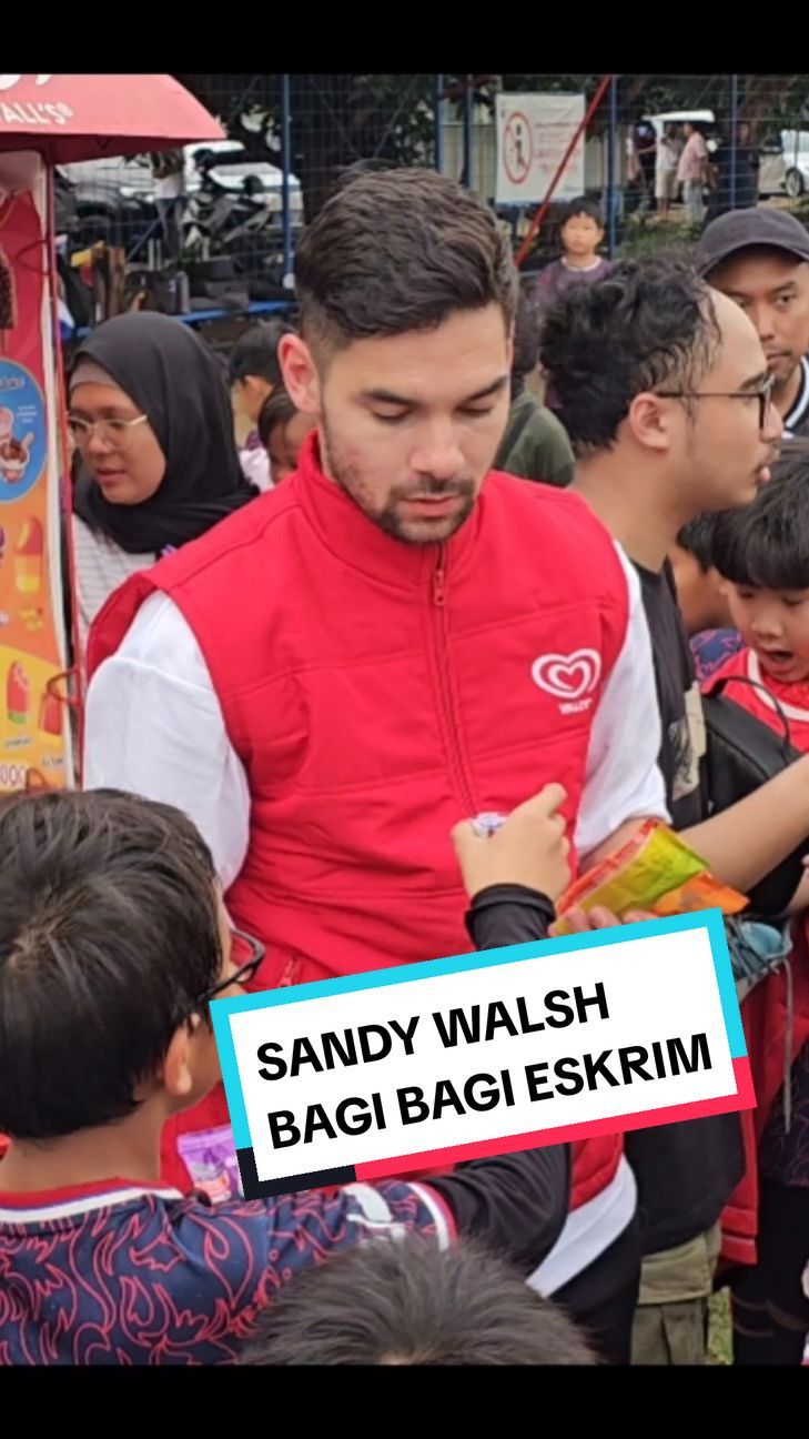 momen sandy walsh bagi bagi eskrim untuk anak anak rifa #sandywalsh #timnasindonesia #sepakbola #football 