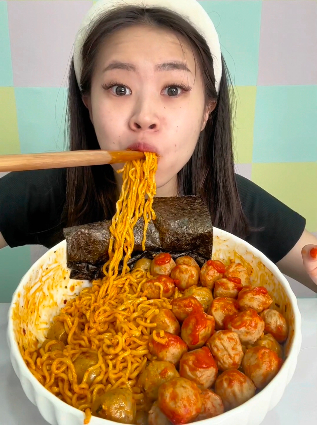 Lebih suka ramen hacks yang versi kuah atau dry kaya gini? 🤔 Nih ku spill resepnya 👇🏻 ✨Aburamen Bakso Hot ✨ 🔸 1 Mie Pedes Kuah (bumbu bubuknya pake 1/2 bungkus aja, kalo minyaknya semua) 🔸 2 Bungkus Bakso Pedes 🔸 1 SDM Mayones 🔸 3 SDM Air Panas 🔸 Secukupnya Nori Ini takaran buat 1 porsi yaa~ cara masak pantengin videonya dengan seksama 🙏🏻 #serunyakuliner #FoodFestonTikTok #asmr 