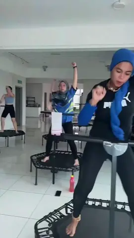 Kito tema biru hari ni💙💙💙 Jom kurus sebelum rayaaa🙌🏼 . Daftar kelas skrg ! Slot pagi ada malam pun ada #jumping #nibongtebal 