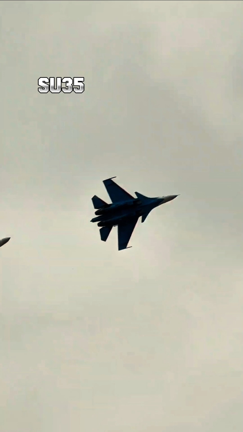 The Russian Su35 flies at the China Airshow.#su35 