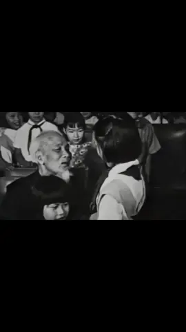 Bác Hồ kính yêu – người luôn dành tình cảm đặc biệt cho thiếu nhi. Hãy cùng nhìn lại khoảnh khắc đầy ý nghĩa này #BaHo #ThieuNhi #TinhYeuVoBjen #TamHonViet #LichSuDanToc #YeuNuoc #HocTapVaLamTheo #xuhuong 